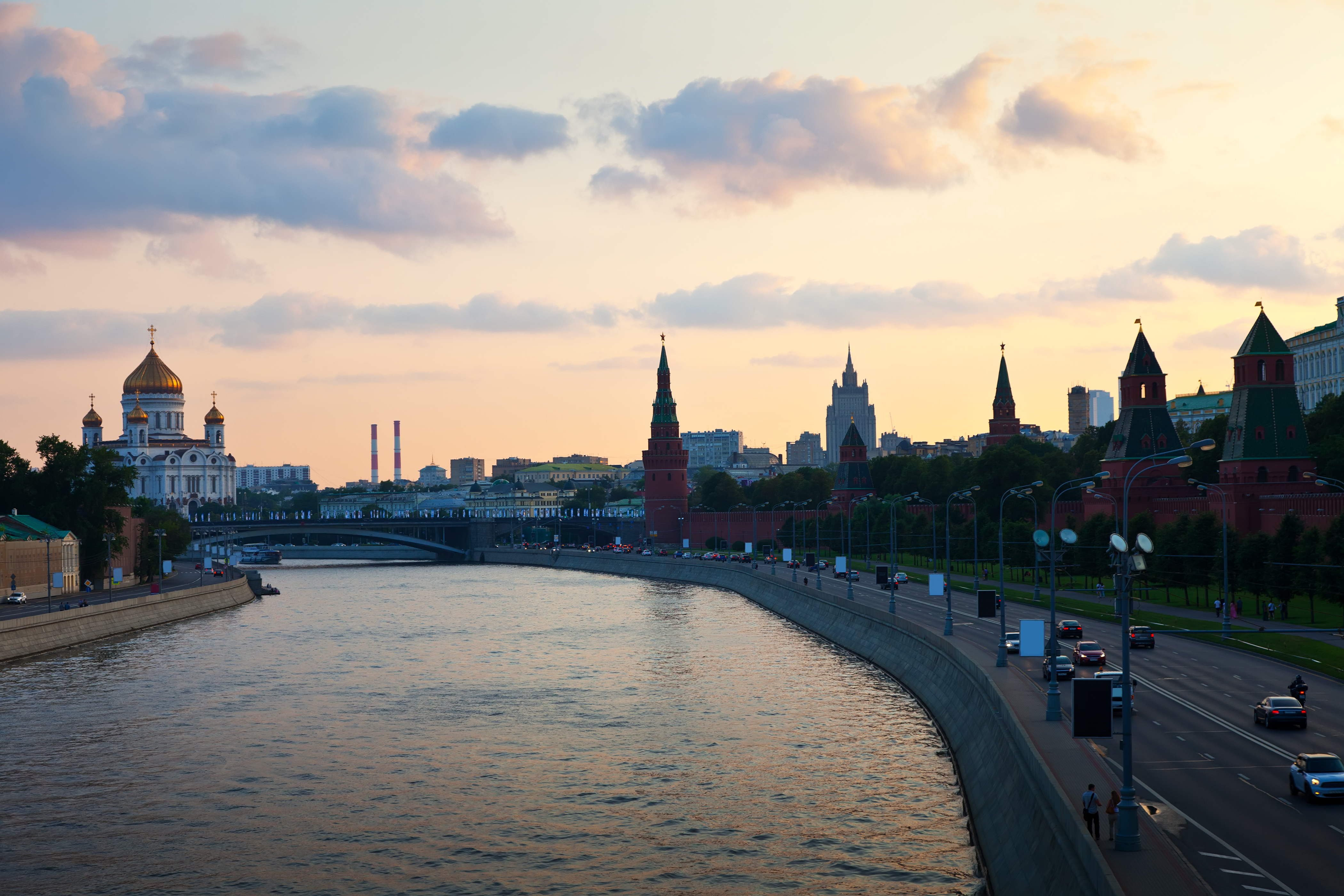 Взгляд москва. Москва Сумерки. Россия вид издали. Добрая столица.