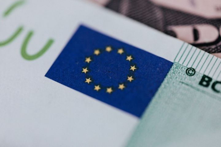 Еврокомиссия планирует запретить наличные расчеты на сумму более 10 000 евро