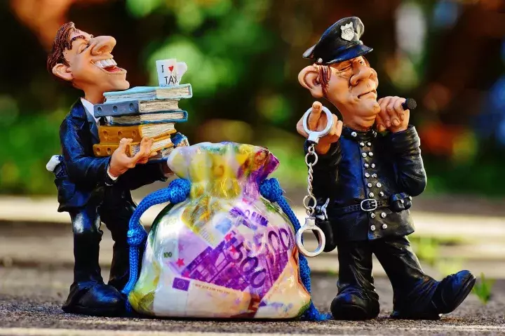 Объявлена охота за беглыми банкирами