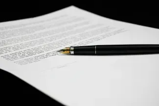 На Украине расширили перечень органов власти, имеющих право заверять документы апостилем