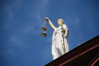 Верховный суд России защитил право личной подачи документов на апостилирование дипломов об ученых степенях